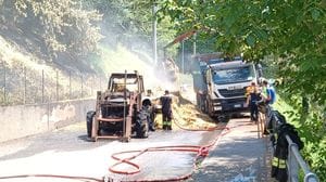 Alzate, in fiamme trattore carico di fieno