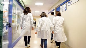 Svizzera “calamita” per i sanitari. La tassa sulla salute non spaventa