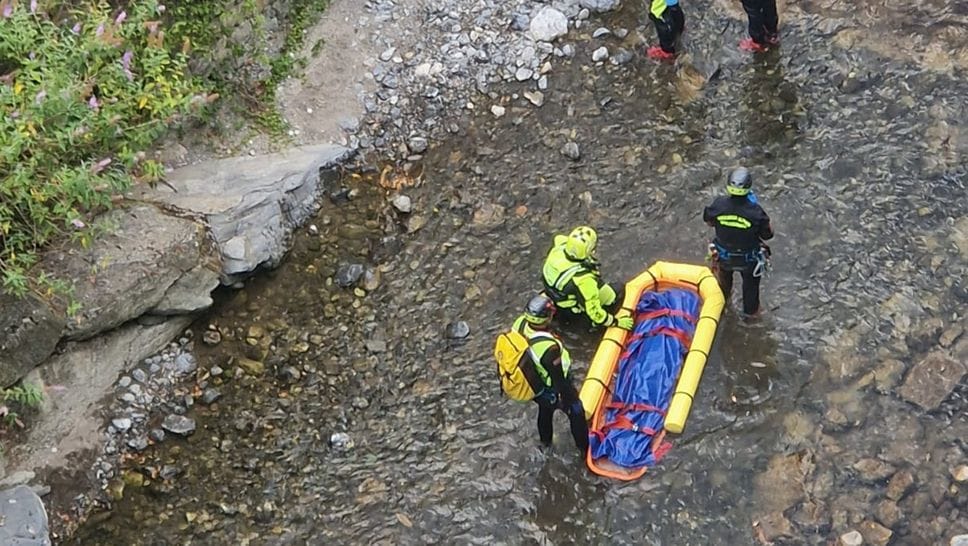 Argegno, cade nel fiume Telo cercando di recuperare il pallone. Morto un giovane