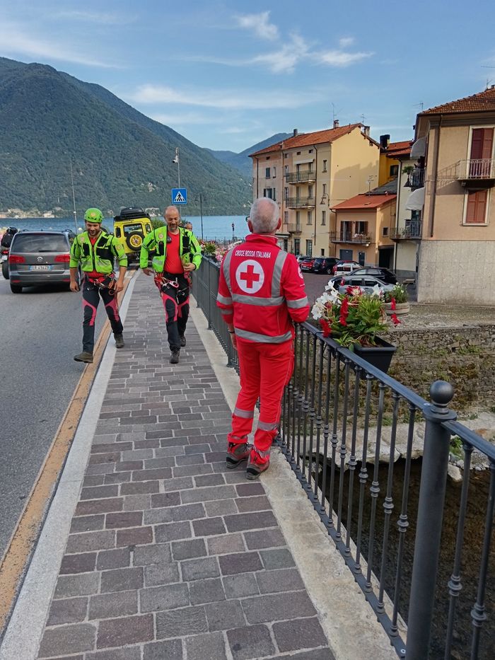 Argegno, cade nel fiume Telo cercando di recuperare il pallone. Morto un giovane