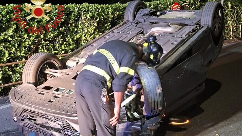Auto fuori controllo si ribalta sulla salita per Brunate