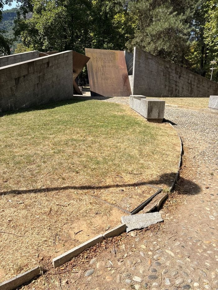 Giardini a lago e polemiche. L’affondo: «Tutto già da rifare»