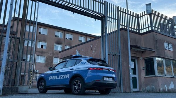 Scoperto mentre rubava in una casa e arrestato, aggredisce i poliziotti