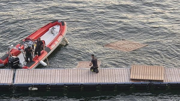 Il pontile di viale Geno cade a pezzi. L’intervento dei Vigili del Fuoco