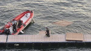 Il pontile di viale Geno cade a pezzi. L’intervento dei Vigili del Fuoco