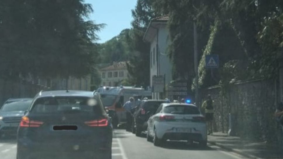 Pedone investito lungo via Briantea, soccorsi sul posto
