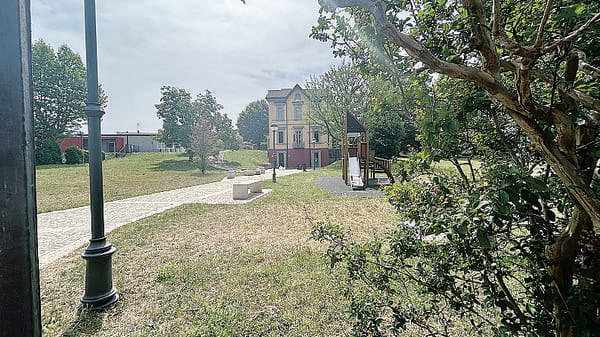Atti osceni nel parco davanti a due ragazzine: uomo denunciato ai carabinieri