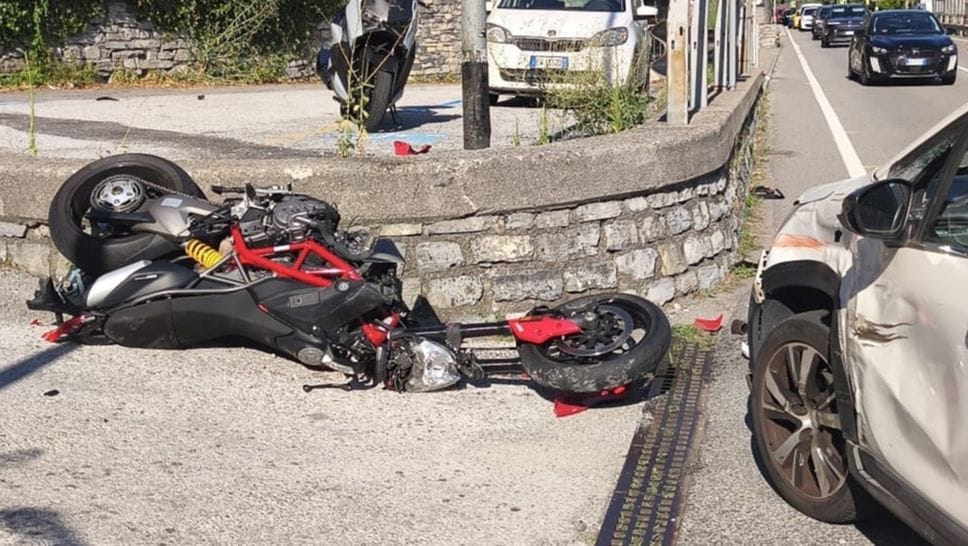 Auto contro moto sulla Statale Regina: un uomo di 36 anni lotta per la vita