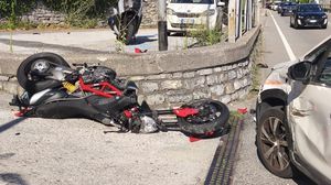 Auto contro moto sulla Statale Regina: un uomo di 36 anni lotta per la vita