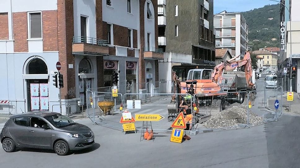 Erba, si muove il cantiere di Corso 25 aprile. Negozianti: «Un danno per i saldi»