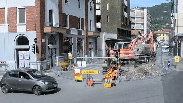 Erba, si muove il cantiere di Corso 25 aprile. Negozianti: «Un danno per i saldi»