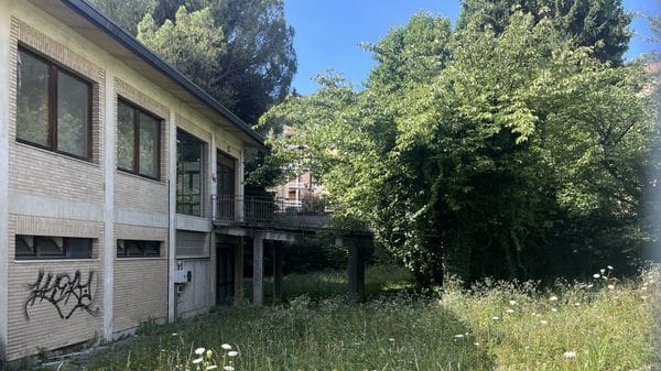 Ex scuola di via Tibaldi: dopo i bimbi e i migranti solo un lungo abbandono
