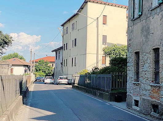 I proprietari guardano la tv. E nel frattempo entrano in casa i ladri