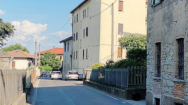 I proprietari guardano la tv. E nel frattempo entrano in casa i ladri