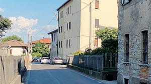 I proprietari guardano la tv. E nel frattempo entrano in casa i ladri