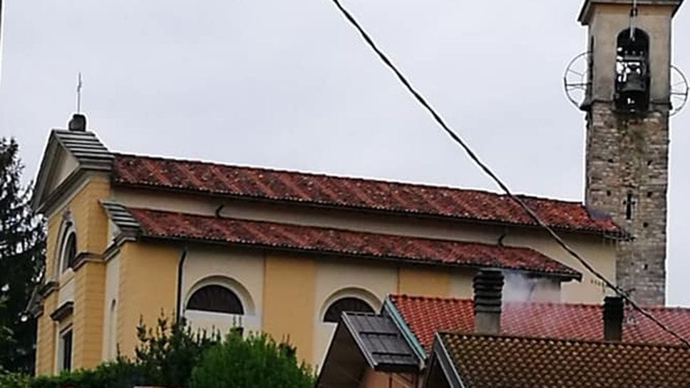 Le campane della chiesa non suonano più. Il parroco: «C’è il rischio che cadano»