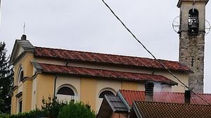 Le campane della chiesa non suonano più. Il parroco: «C’è il rischio che cadano»