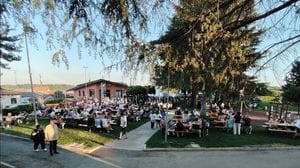 Un migliaio di persone per gli alpini: il nuovo parco comunale supera l’esame