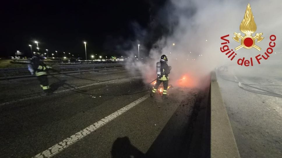 Auto in fiamme sull’A9. Intervengono i Vigili del fuoco 