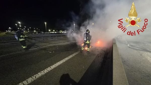 Auto in fiamme sull’A9. Intervengono i Vigili del fuoco 