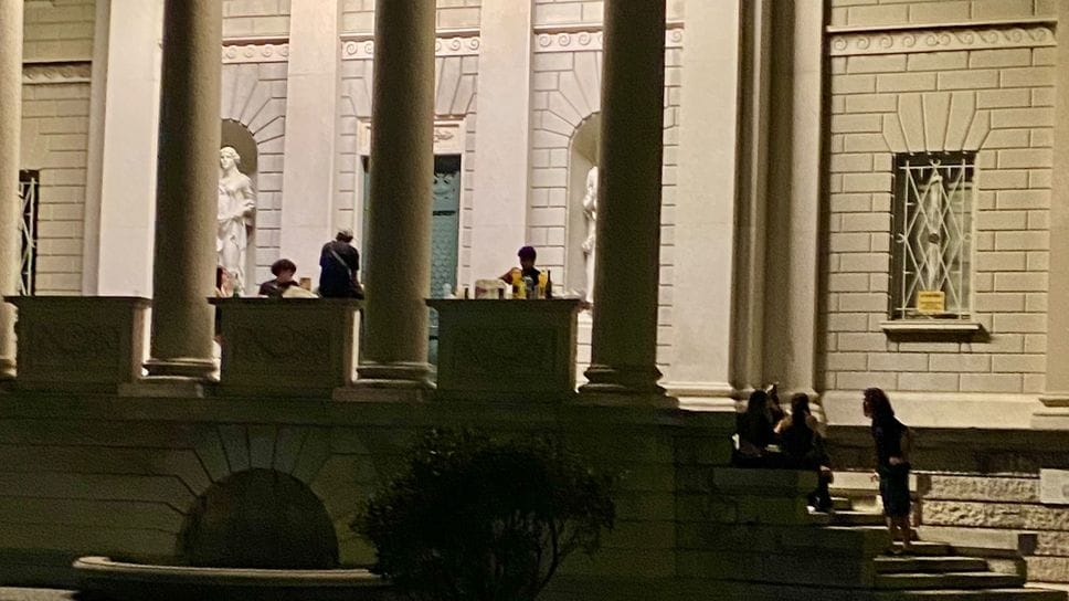 Il Tempio Voltiano trattato come un open bar. Bottiglie e schiamazzi
