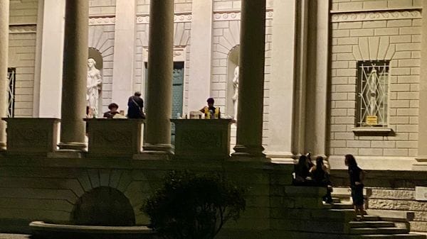 Il Tempio Voltiano trattato come un open bar. Bottiglie e schiamazzi