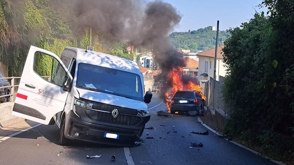Montano Lucino, auto a fuoco dopo lo scontro con un furgone 
