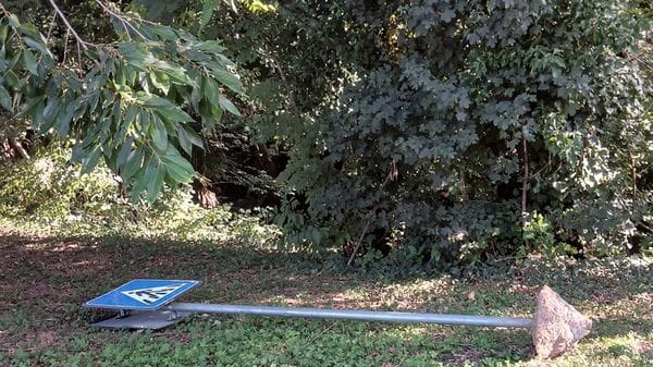 Vandali ad Anzano: cartello e panchina divelti, cocci davanti alle scuole