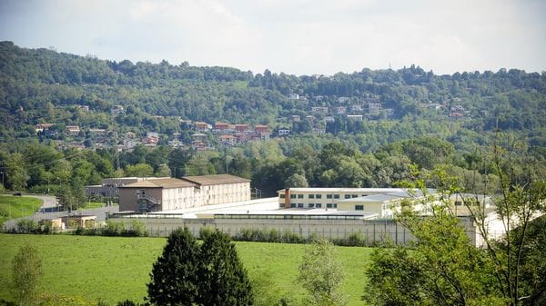 Esce dal carcere con un permesso e rientra nascondendo ovuli di droga