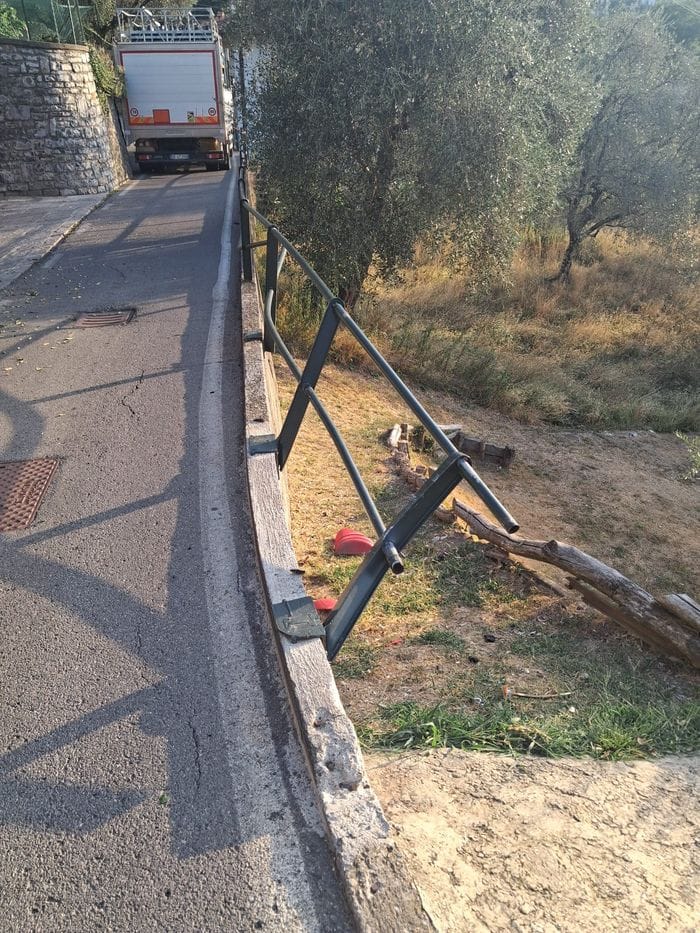 Il navigatore manda fuori strada il camion. Giù la recinzione e si incastra a Ossuccio