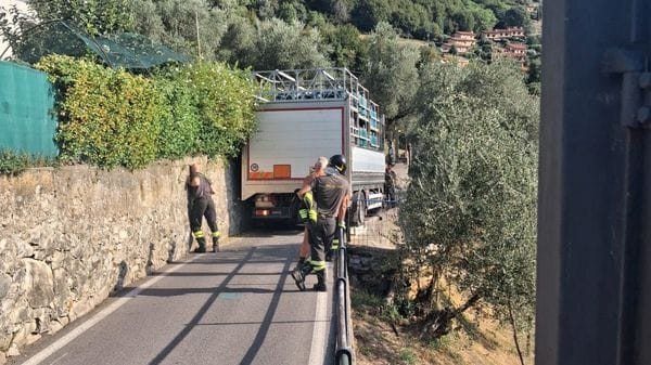 Il navigatore manda fuori strada il camion. Giù la recinzione e si incastra a Ossuccio