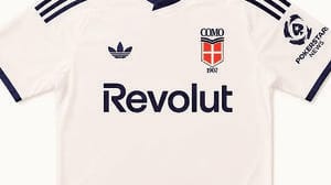 Svelata anche la seconda maglia del Como. E sui social è subito un successo