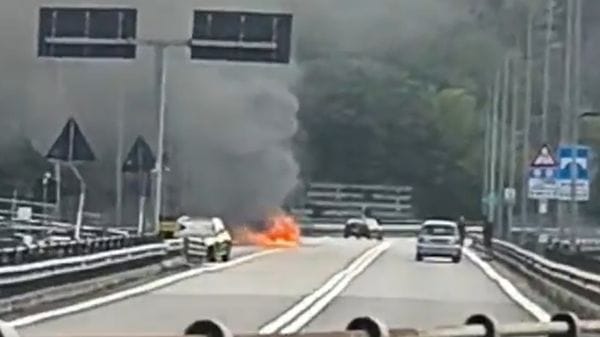 Tavernola, auto a fuoco sulla rampa dell’autostrada
