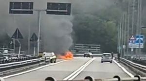 Tavernola, auto a fuoco sulla rampa dell’autostrada