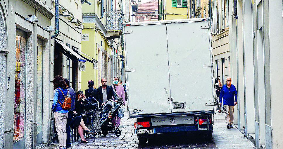 Ztl, Rapinese ai commercianti: «Le consegne? Organizzatevi»