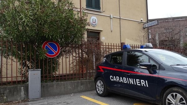 Difende una ragazzina, colpito con il coltello