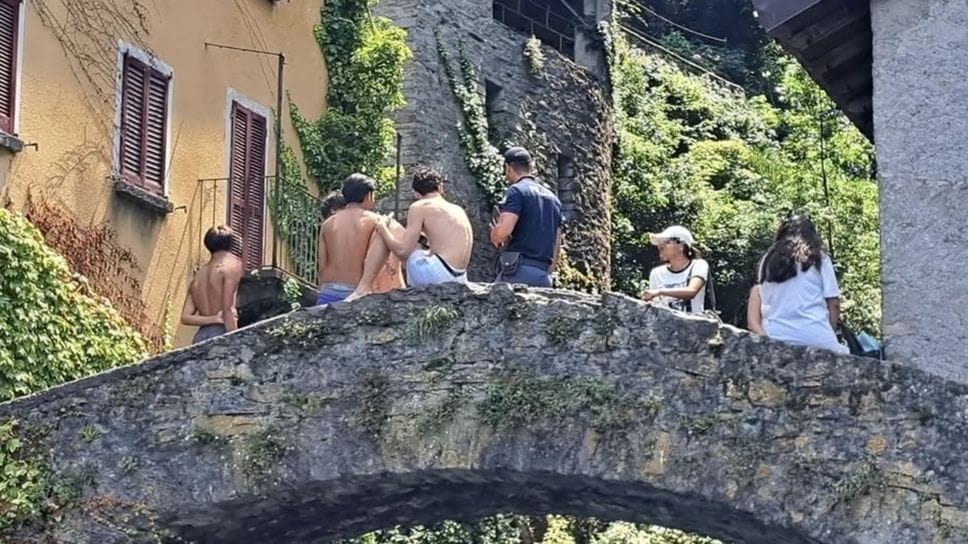 Ponte della Civera: non bastano ordinanze e multe, ancora tanti tuffi 