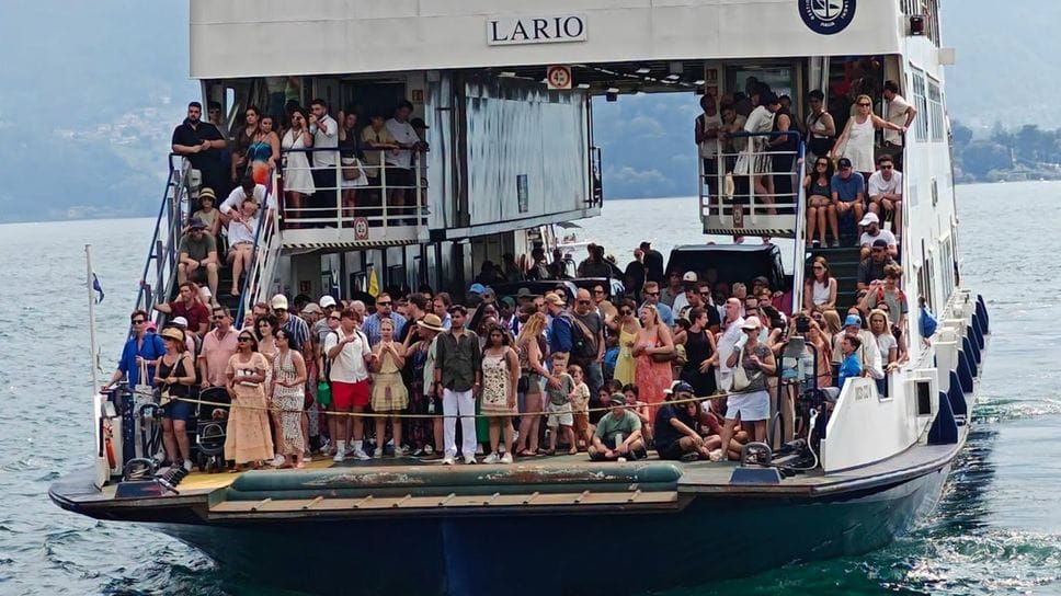 Turisti accalcati sul traghetto per Varenna, la foto diventa virale sui social