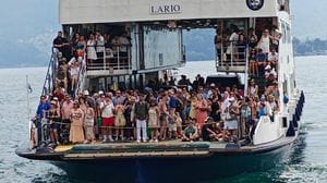 Turisti accalcati sul traghetto per Varenna, la foto diventa virale sui social