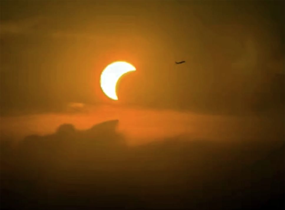 L’eclissi mancata. Il Faro di Brunate  preso d’assalto (Il video)