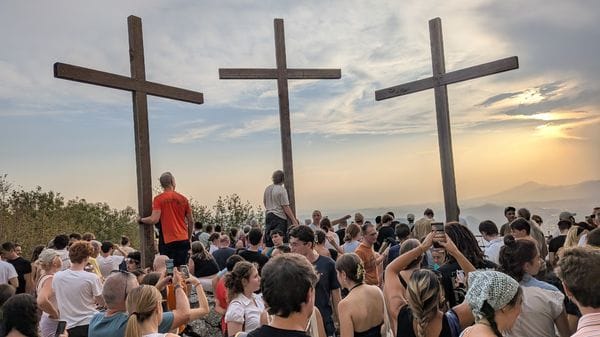 L’eclissi mancata. Il Faro di Brunate  preso d’assalto (Il video)