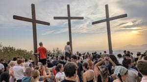 L’eclissi mancata. Il Faro di Brunate  preso d’assalto (Il video)