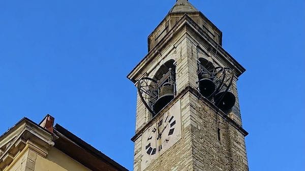 San Martino a Tavernerio, l’antico orologio del campanile è di nuovo in funzione