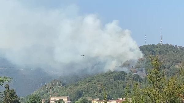 Fiamme e fumo sul Monte Goi, incubo senza fine dopo il Moregallo (VIDEO)