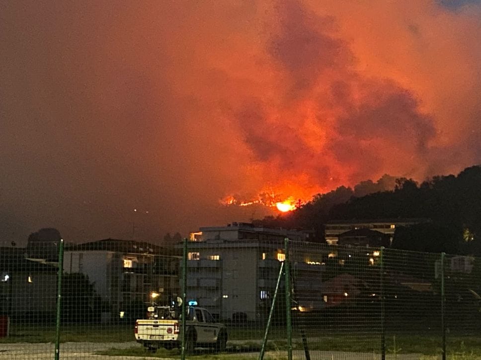 Il Monte Goi continua a bruciare: 50 persone sfollate e chiusa via Oltrecolle. Canadair in azione (FOTO e VIDEO)