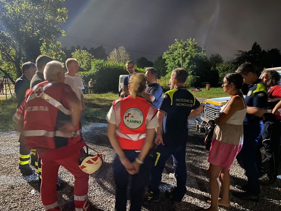 Il Monte Goi continua a bruciare: 50 persone sfollate e chiusa via Oltrecolle. Canadair in azione (FOTO e VIDEO)