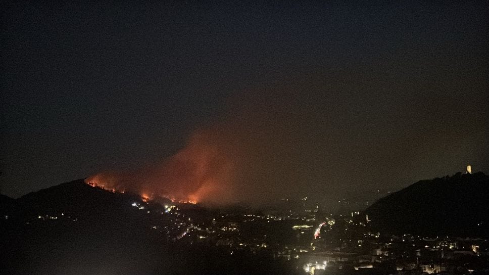 Il Monte Goi continua a bruciare: 50 persone sfollate e chiusa via Oltrecolle. Canadair in azione (FOTO e VIDEO)