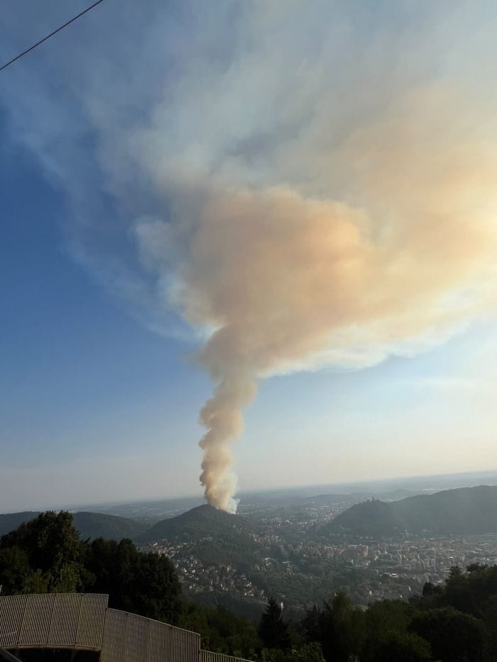Il Monte Goi continua a bruciare: 50 persone sfollate e chiusa via Oltrecolle. Canadair in azione (FOTO e VIDEO)