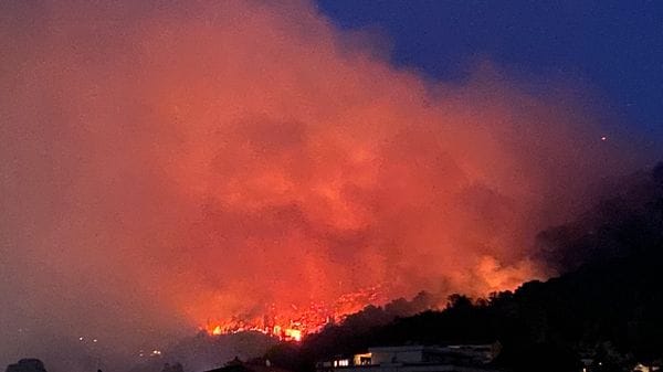 Il Monte Goi continua a bruciare, la situazione peggiora: due palazzine evacuate (VIDEO)