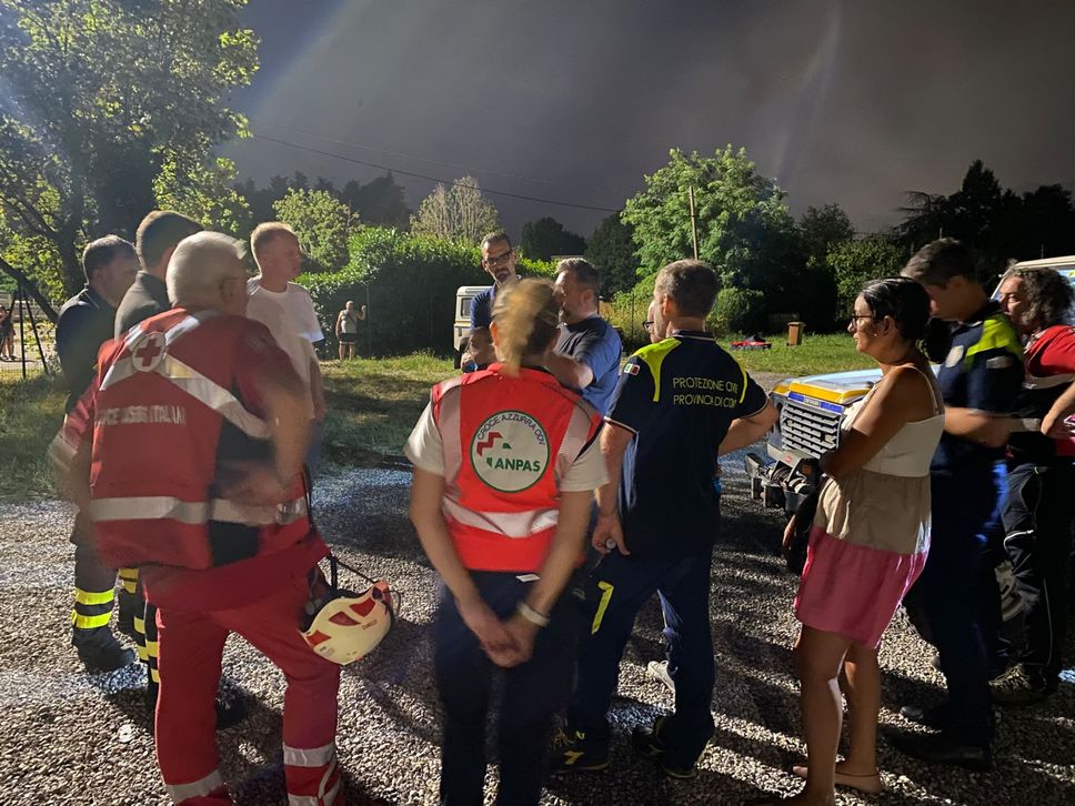 Il Monte Goj continua a bruciare: 50 persone sfollate e chiusa via Oltrecolle. Canadair in azione (FOTO e VIDEO)